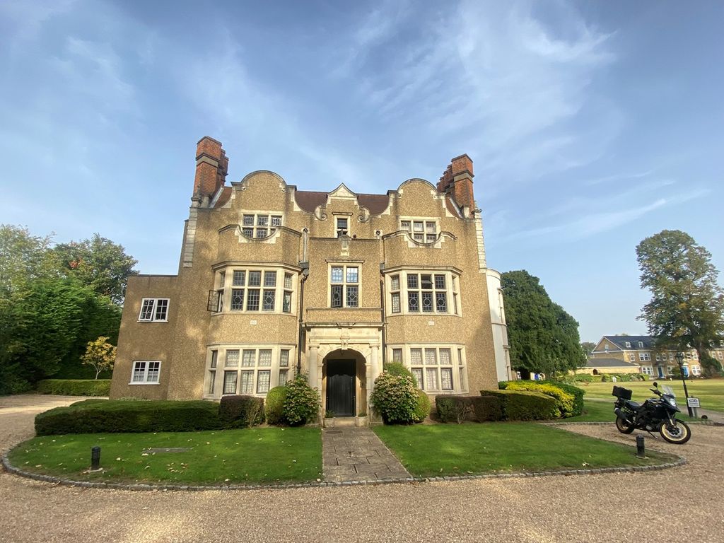 1 bed flat for sale in Vicarage Road, StainesUponThames TW18, £