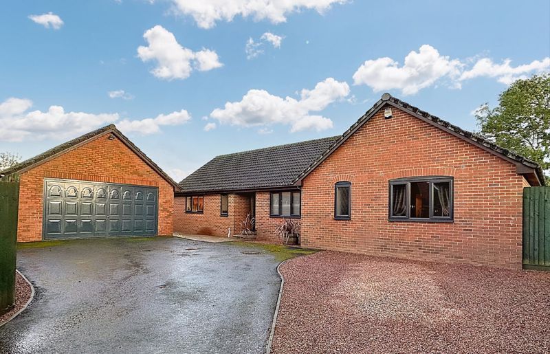 3 bed bungalow for sale in Croft Road, Clehonger, Hereford HR2, £