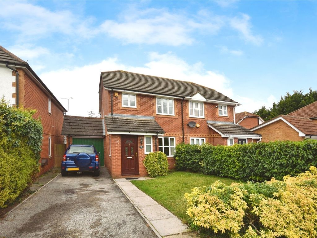 3 bed semidetached house to rent in Redwood Drive, Aylesbury