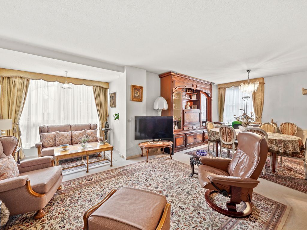 2 bed flat for sale in Valiant House, Vicarage Crescent SW11, £730,000