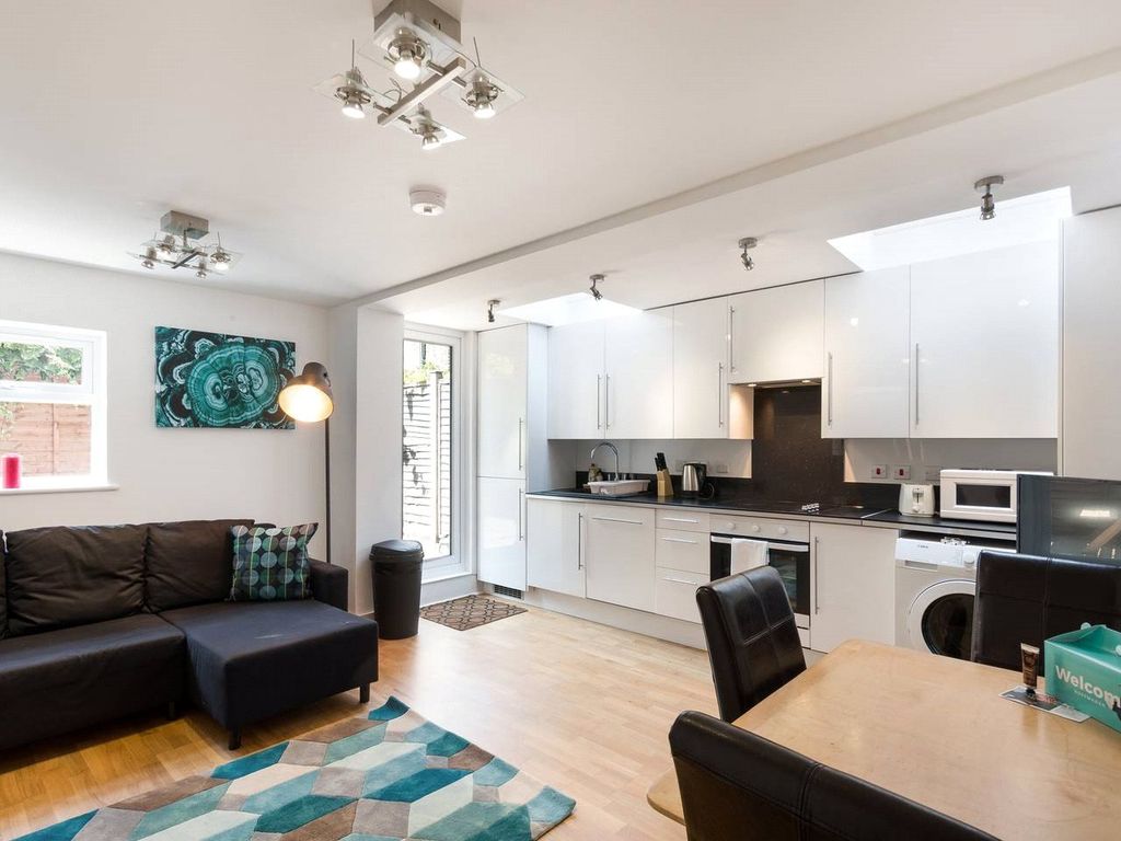 2 bed flat to rent in Thorparch Road, Vauxhall, London SW8 Zoopla