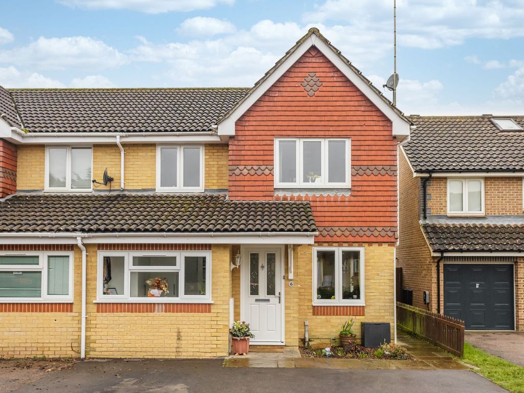 3 bed semidetached house to rent in Fenchurch Road, Maidenbower RH10