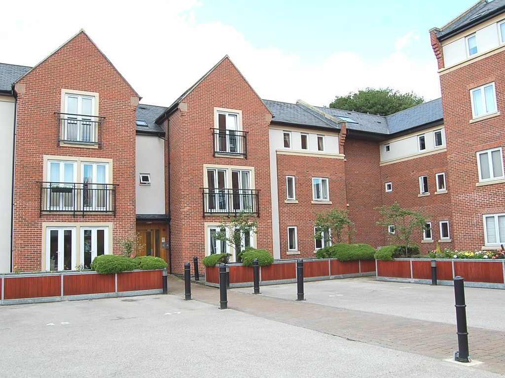 2 bed flat to rent in Gilbert Scott Court, Old Amersham