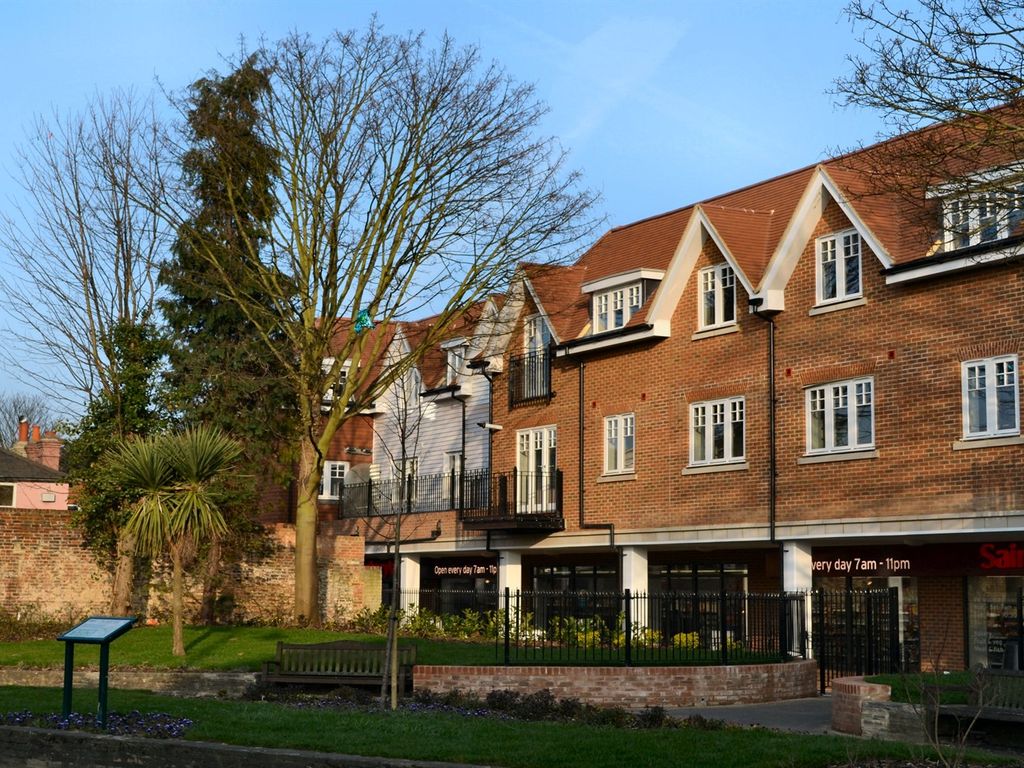 2 bed flat to rent in Mercury House, Epsom KT17, £1,650 pcm Zoopla