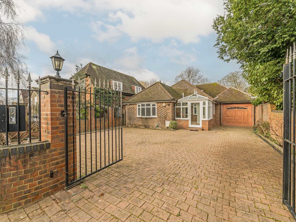 4 bed property to rent in Thetford Road, New Malden KT3, £3,500 pcm