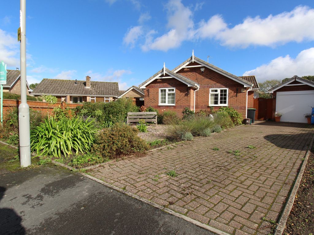 3 bed bungalow for sale in Purbeck Close, Lytchett Matravers BH16, £