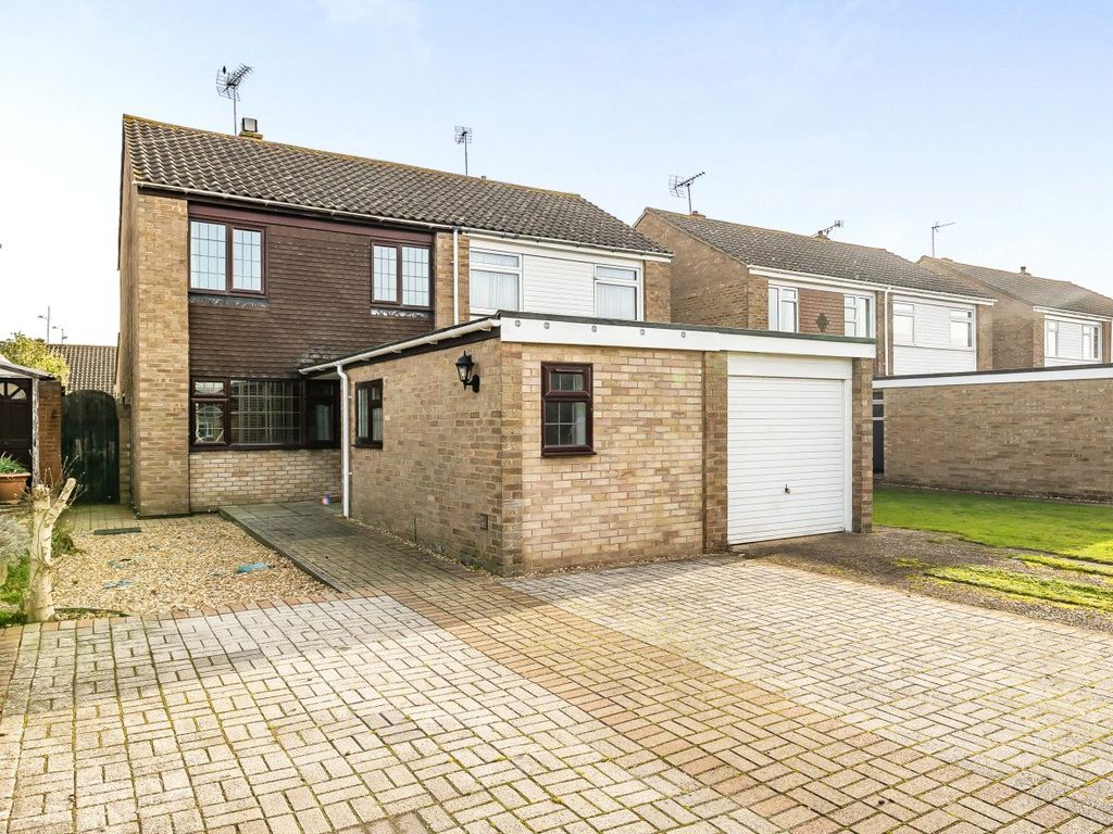 4 bed semidetached house for sale in Wheatfields Road, Shinfield