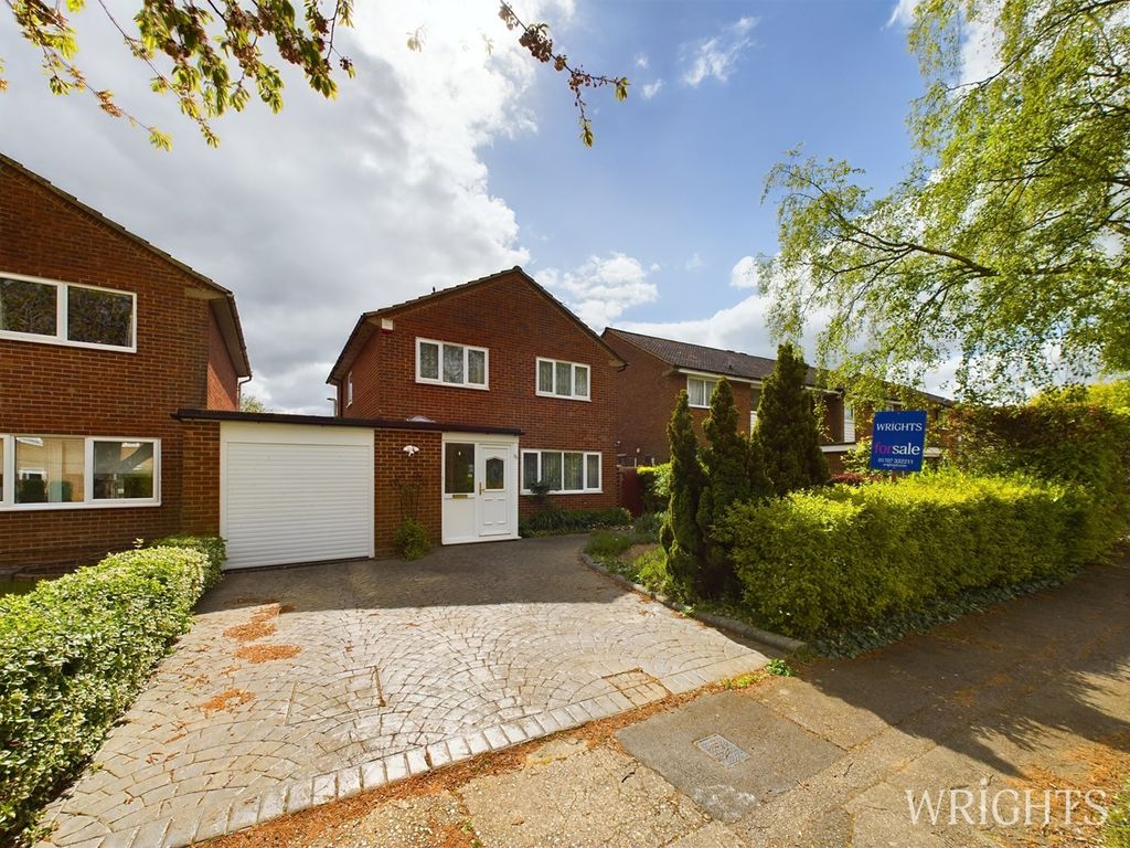 3 bed link detached house for sale in Long Ley, Welwyn Garden City AL7