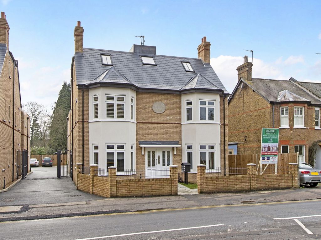 2 bed flat to rent in High Road, Bushey Heath, Bushey WD23, £2,600 pcm