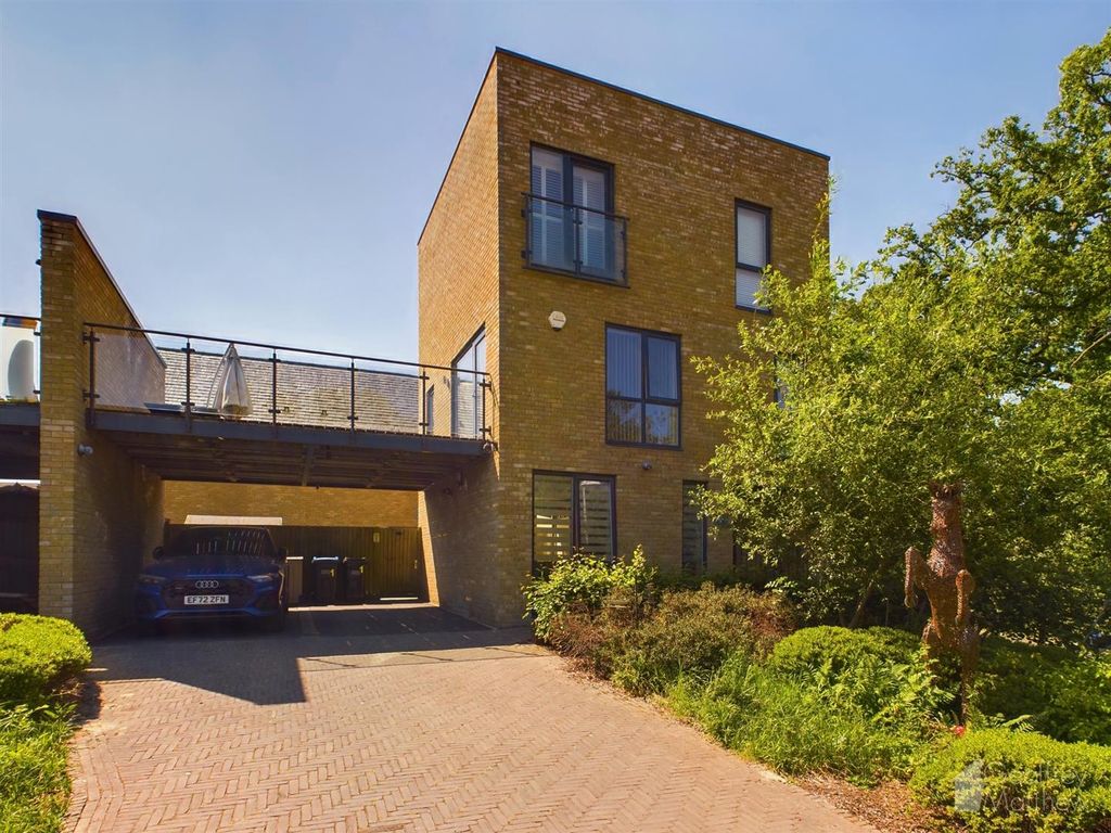 3 bed property for sale in Sparrowhawk Way, Newhall, Harlow CM17 Zoopla