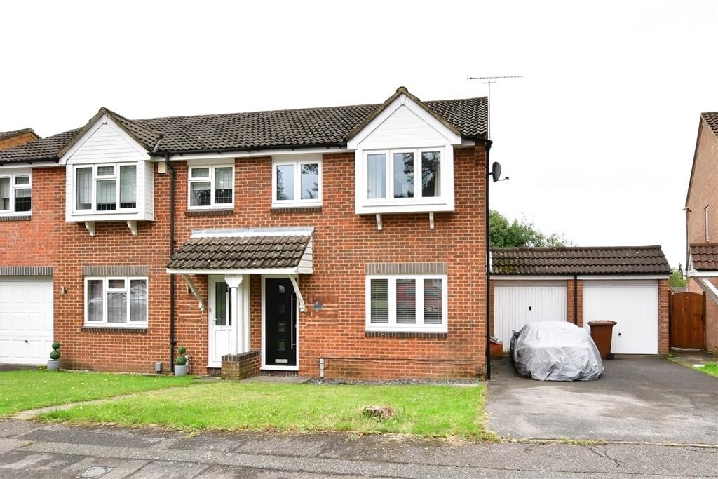 3 bed semidetached house for sale in Nicklaus Drive, Walderslade