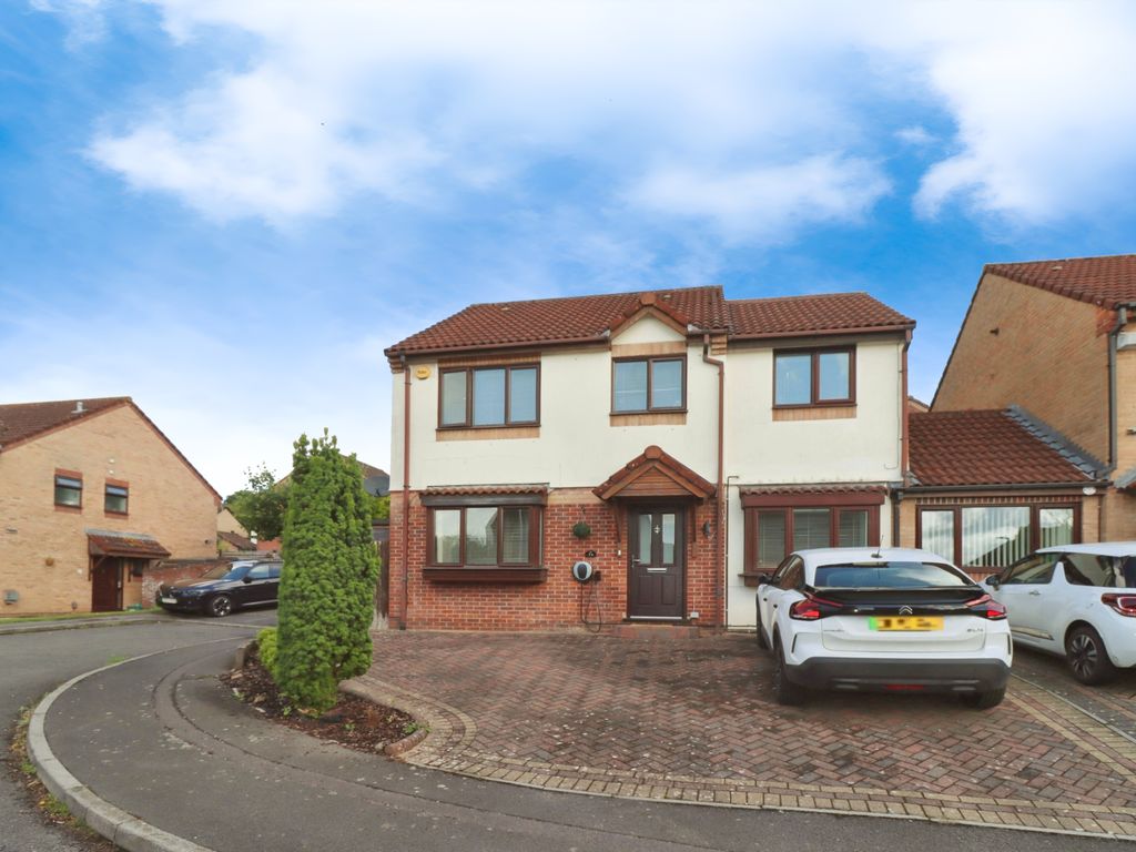 4 bed link detached house for sale in Howes Close, Barrs Court, Bristol