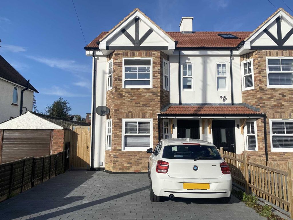 4 bed semidetached house for sale in Woodman Road, Brentwood CM14, £