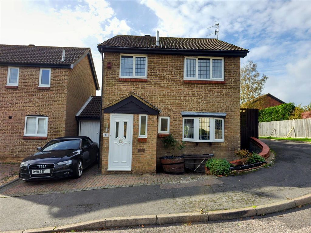 3 bed linkdetached house for sale in De Chardin Drive, Hastings TN34