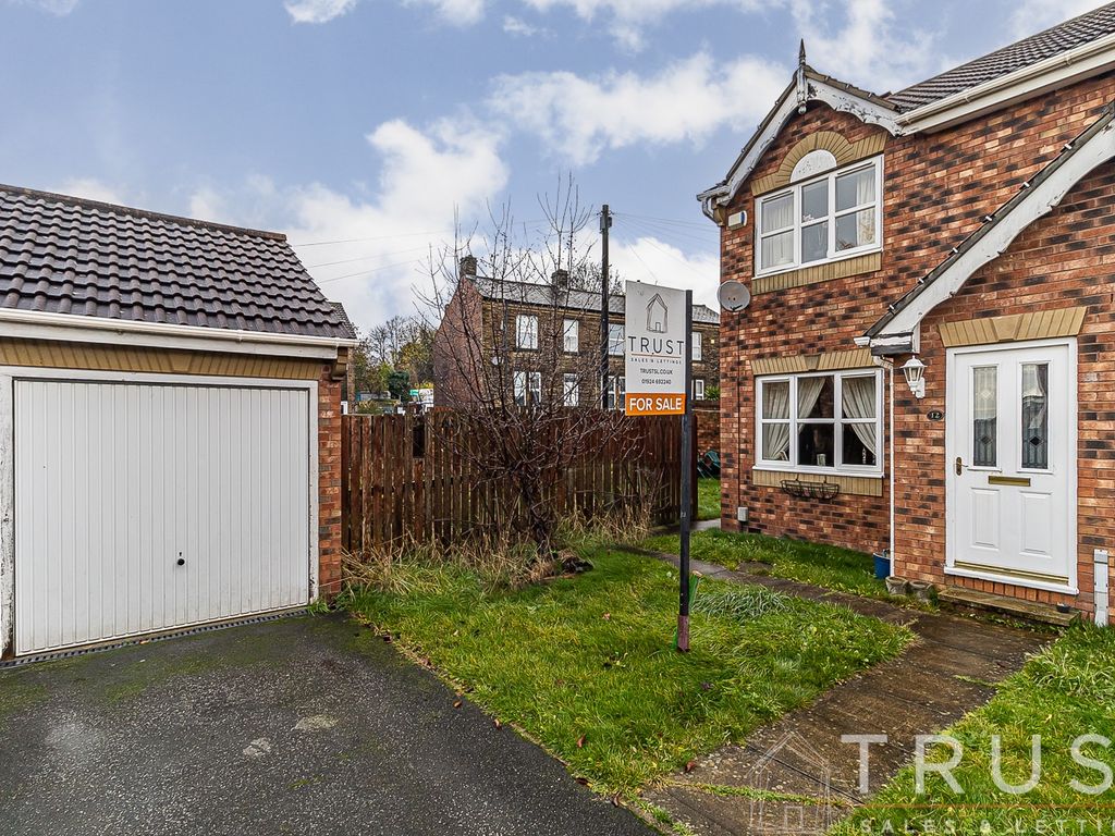 3 bed semidetached house for sale in Longfield Court, Heckmondwike