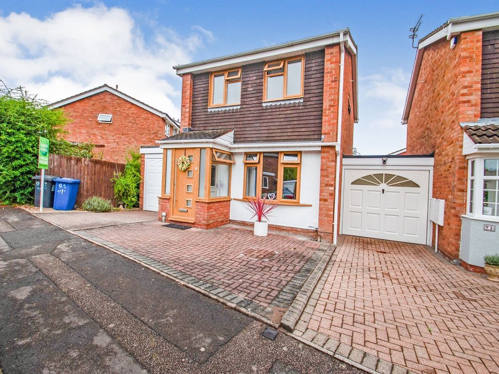 3 bed detached house for sale in Parkfield Close, Two Gates, Tamworth