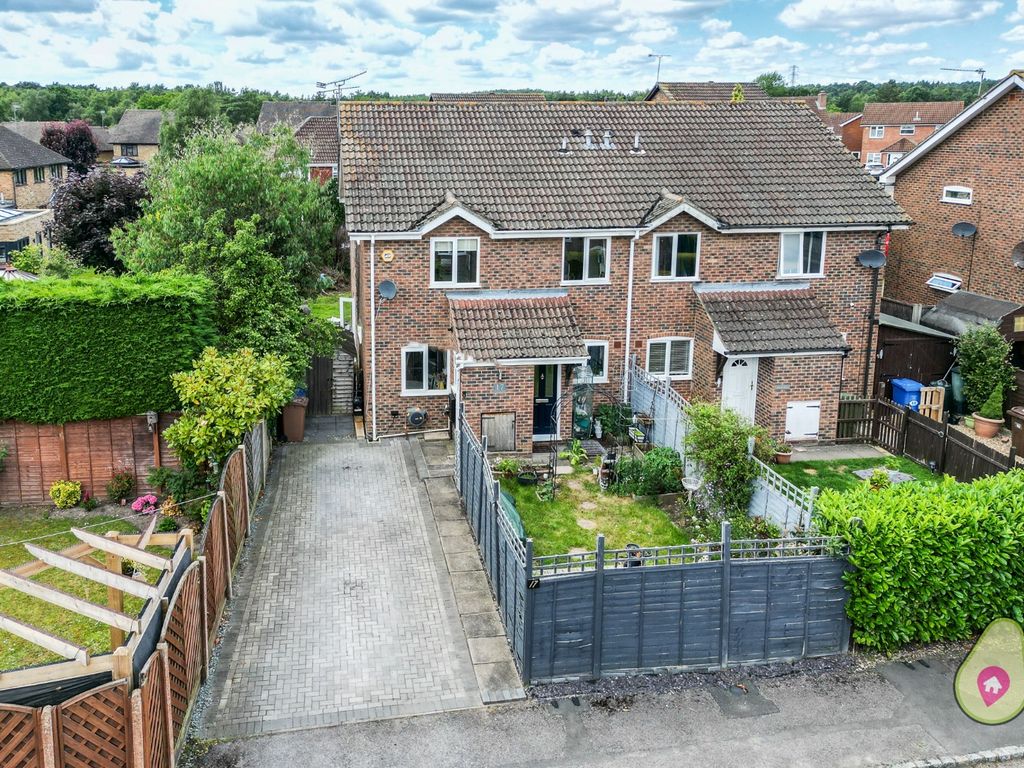 2 bed end terrace house for sale in Horsham Road, Owlsmoor, Sandhurst