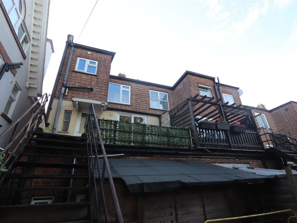 2 bed flat to rent in Hamlet Court Road, WestcliffOnSea SS0, £750 pcm