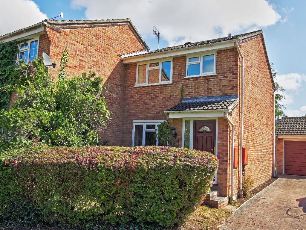 3 bed semidetached house for sale in Mundays Row, Clanfield