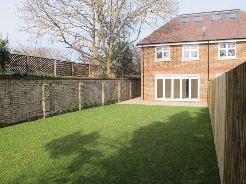 4 bed semidetached house to rent in Wolfendale Close, Merstham