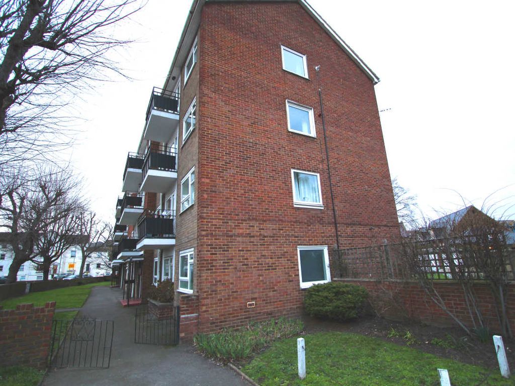3 bed flat to rent in Cambridge Road, Kingston Upon Thames KT1, £2,340