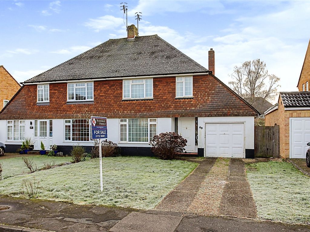 3 bed semidetached house for sale in Willow Lea, Tonbridge, Kent TN10