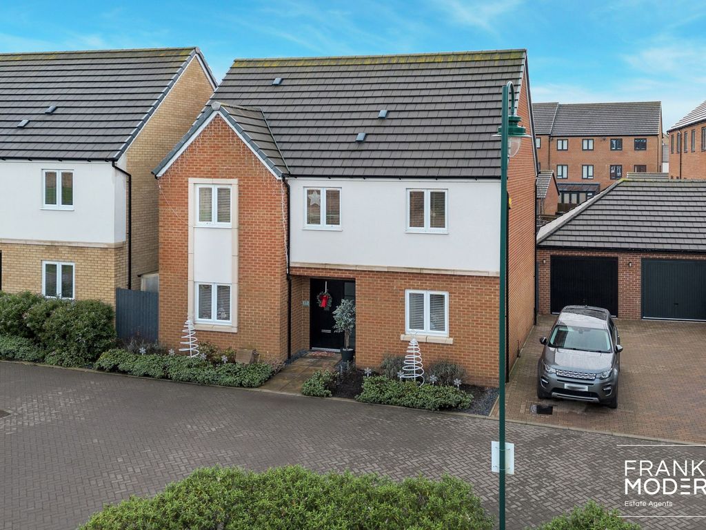 5 bed detached house for sale in Firecrest, Hampton Vale PE7, £385,000