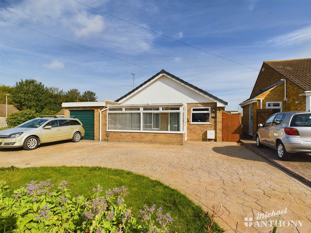 3 bed detached bungalow for sale in Broughton Avenue, Aylesbury