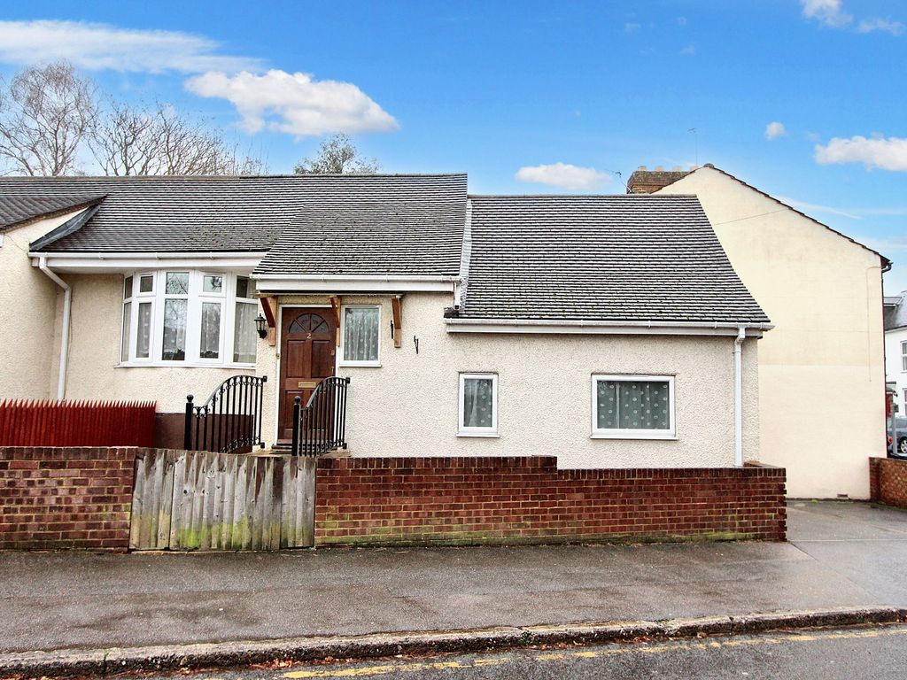 2 bed semidetached bungalow to rent in Peel Street, Maidstone ME14, £1,000 pcm Zoopla