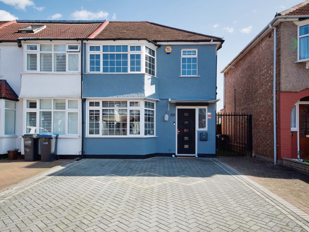 3 bed semidetached house for sale in Chatsworth Drive, Enfield EN1, £