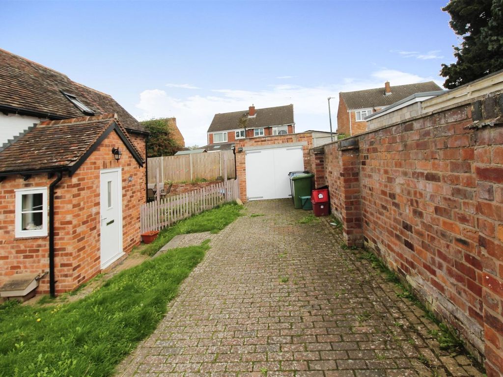 2 bed cottage to rent in Murcott Road East, Whitnash, Leamington Spa