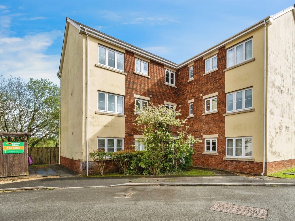 2 bed flat for sale in Clayton Drive, Pontarddulais, Swansea SA4, £