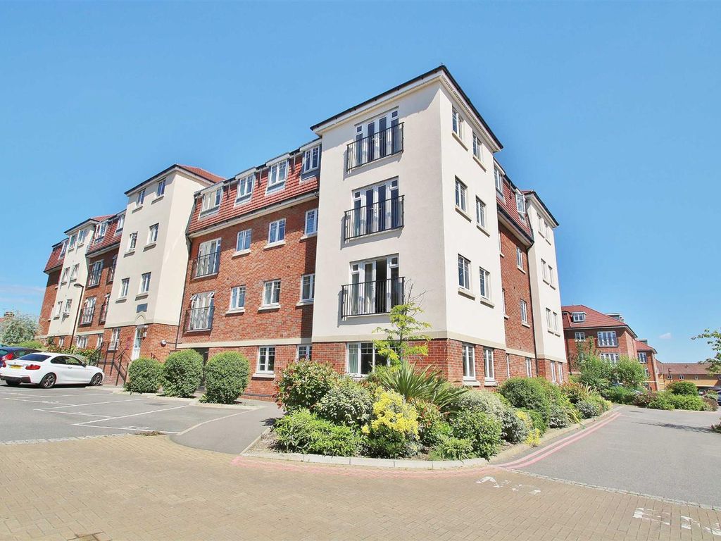 2 bed flat to rent in Field House, Schoolgate Drive, Morden SM4, £1,550
