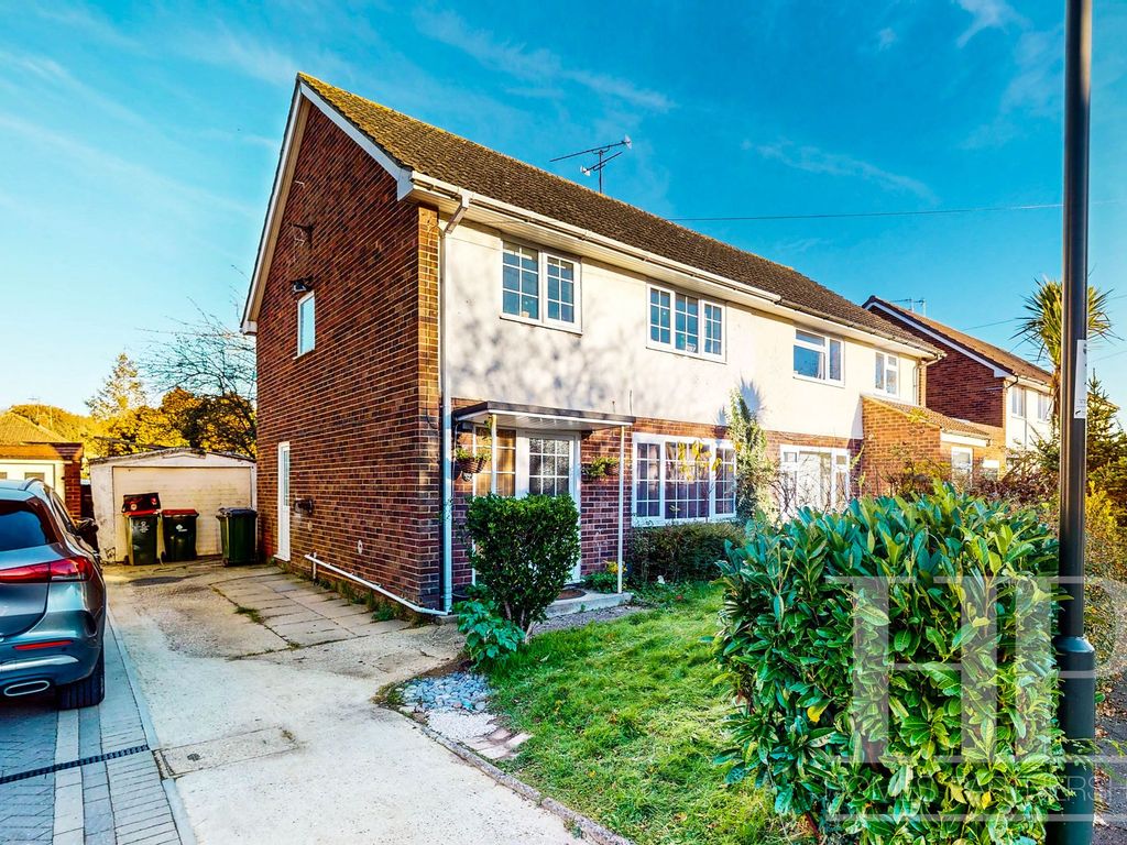 3 bed semidetached house for sale in Stafford Road, Crawley RH11, £