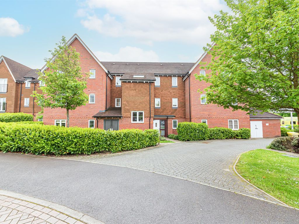 2 bed flat to rent in Outfield Crescent, Wokingham RG40 Zoopla