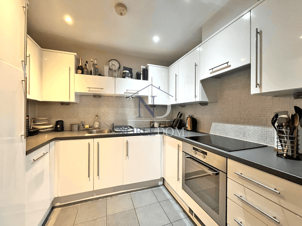 2 bed flat to rent in The Blenheim Centre, Hounslow TW3, £1,740 pcm