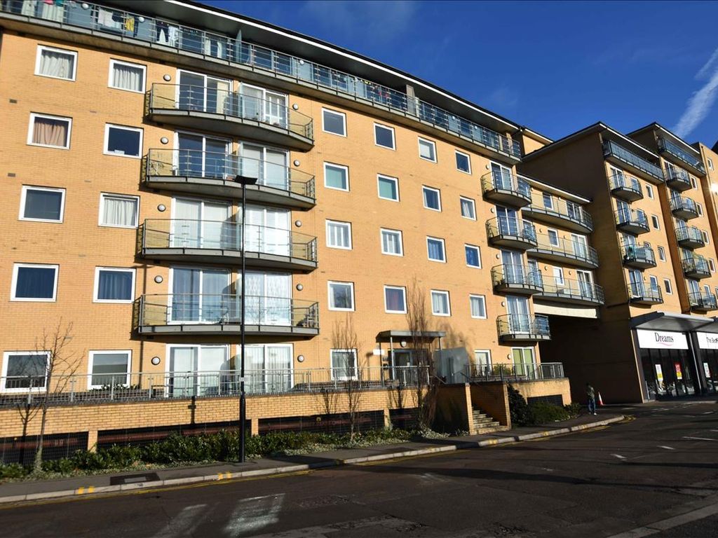 1 bed flat for sale in Berberis House, Feltham, Middlesex TW13, £