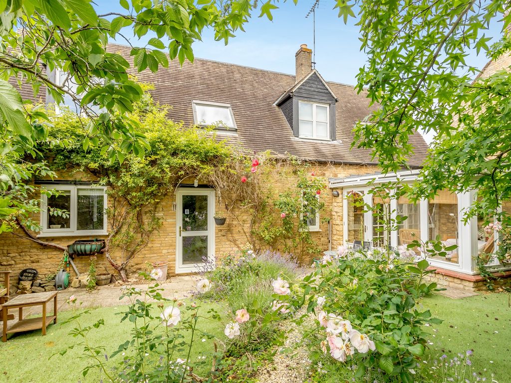 3 bed barn conversion for sale in Gretton Road, Harringworth, Corby