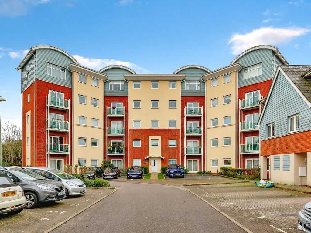 2 bed flat for sale in Rubeck Close, Redhill RH1, £275,000 Zoopla