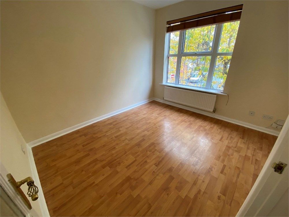 1 bed to rent in Harwoods Road, Watford WD18, £1,300 pcm