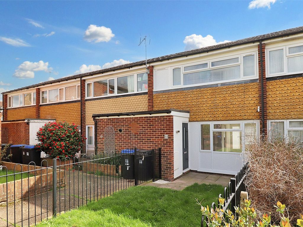 2 bed terraced house for sale in Kingfield, Woking GU22, £300,000 Zoopla