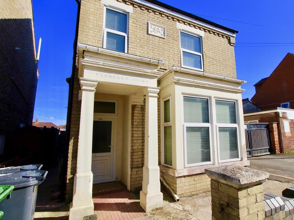 2 bed flat to rent in Crown Street, Peterborough PE1, £725 pcm Zoopla