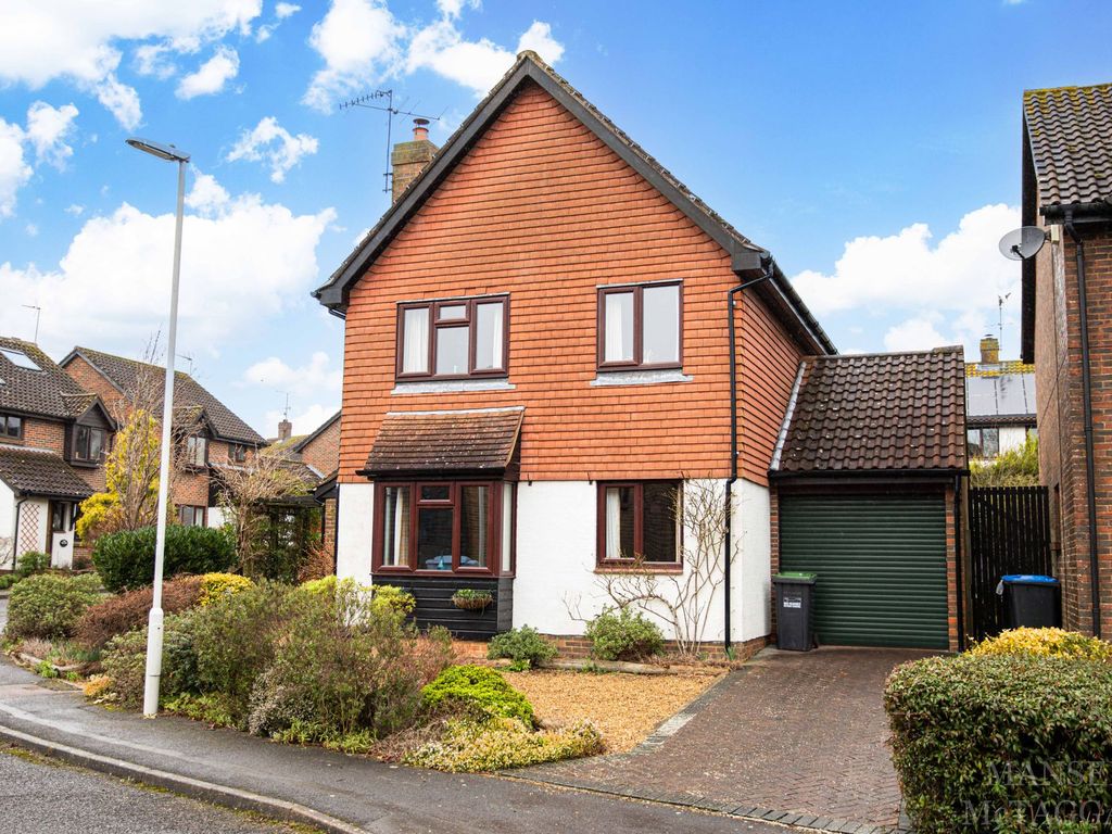 4 bed detached house for sale in Edinburgh Way, East Grinstead RH19, £