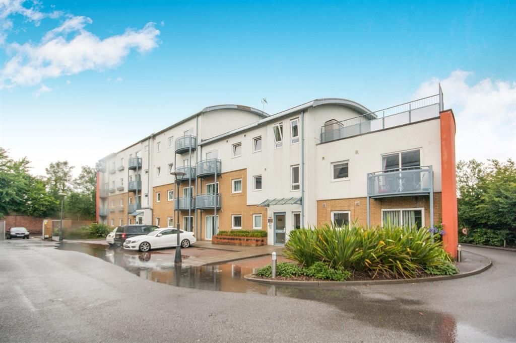 2 bed flat to rent in Trafalgar Gardens, Crawley RH10 Zoopla