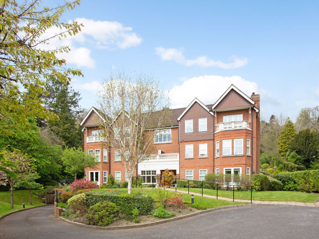 2 bed flat for sale in Harestone Valley Road, Caterham CR3, £450,000