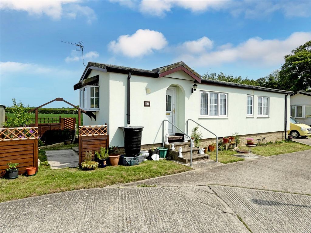 2 bed mobile/park home for sale in The Marigolds, Shripney Road, Bognor