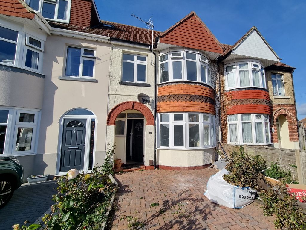 3 bed property to rent in Chantry Road, Gosport PO12, £1,350 pcm Zoopla