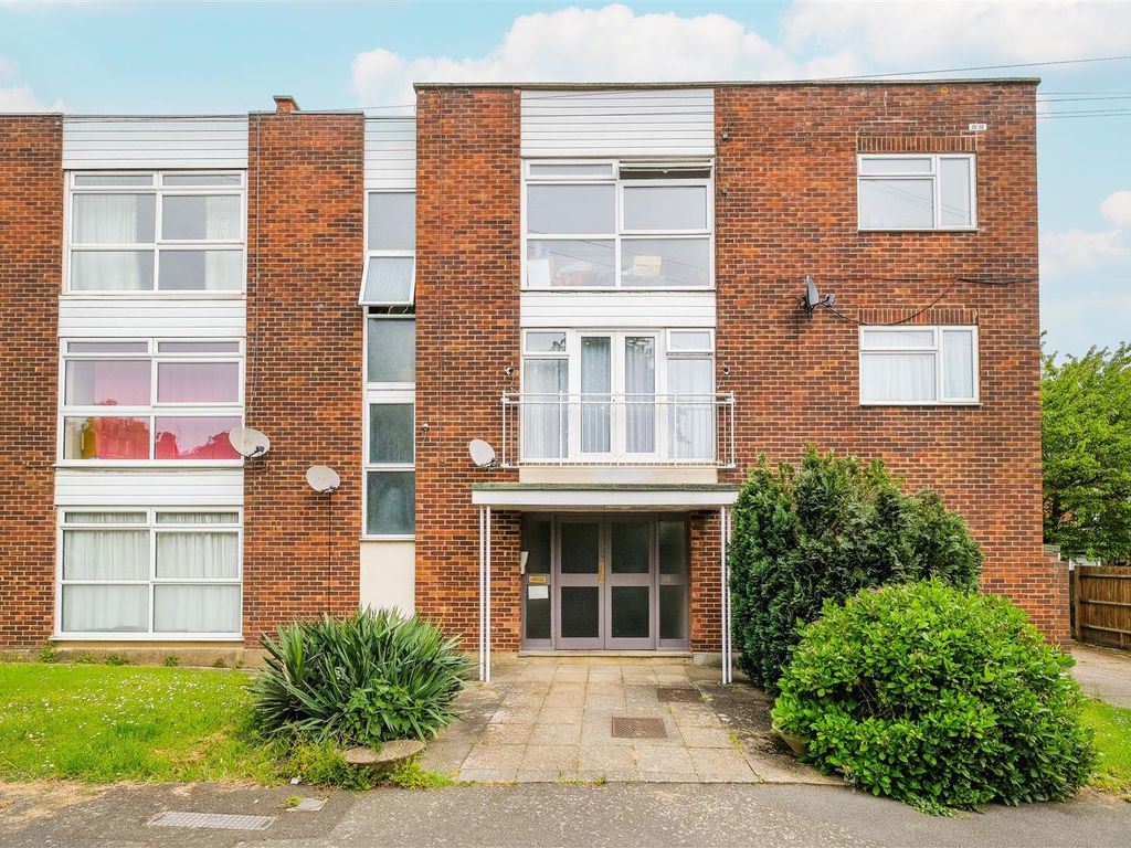 2 bed flat for sale in Connaught Avenue, London E4 Zoopla