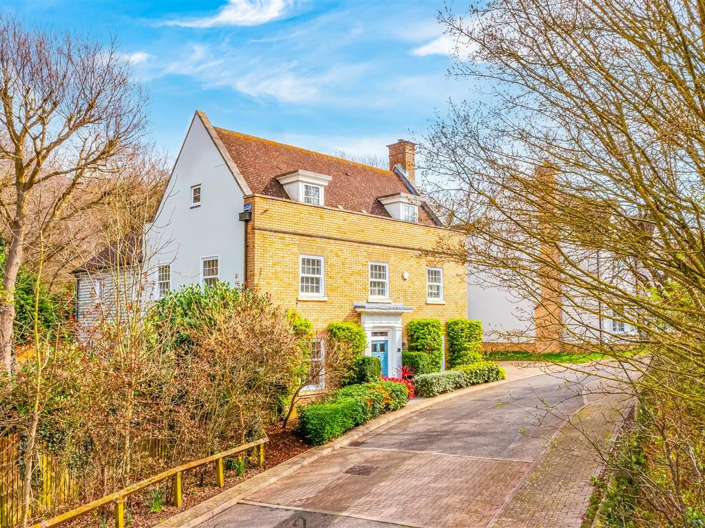 5 bed detached house for sale in Etheldore Avenue, Hockley SS5, £