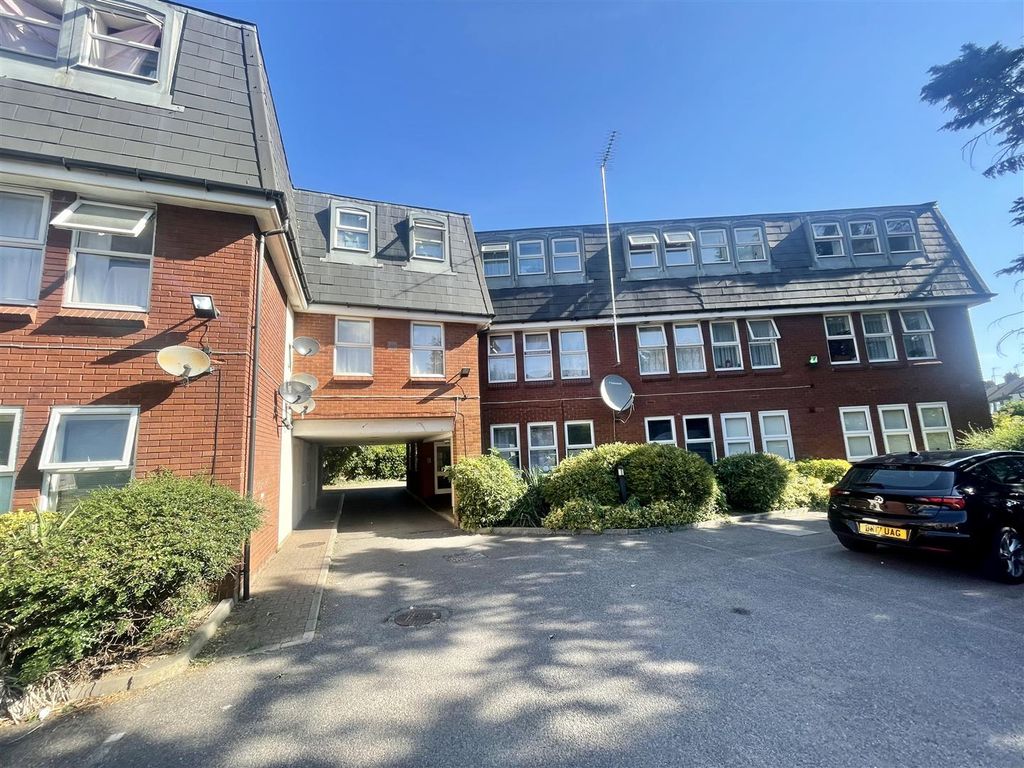 2 bed flat to rent in Butlers Court, Trinity Lane, Waltham Cross EN8